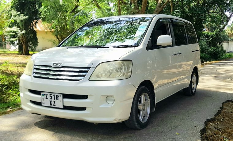 Toyota Noah 2004
