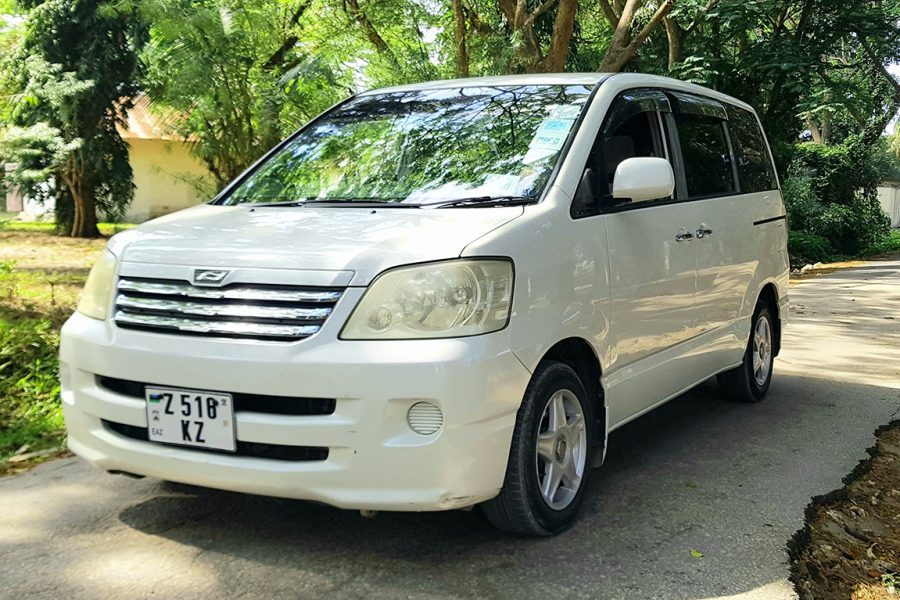 Toyota Noah 2004